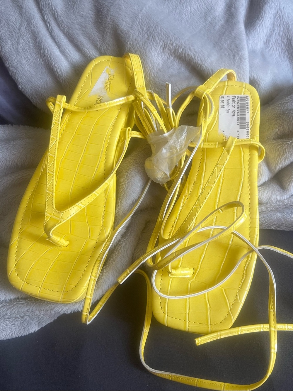 Fashion Nova Yellow Wrap Up Women’s Size 10 Sandals, new with tag/wrap